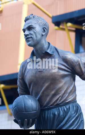 Statue von Sir Billy Wright Fußballer außerhalb Wolverhampton Wanderers Stadium Wolverhampton England Stockfoto