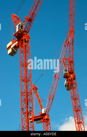 Tag 3 rote Baukräne auf der Baustelle Stockfoto