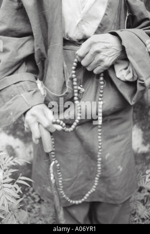 Buddhistische Mann auf Perlen Darjeeling Westbengalen Indien singen Stockfoto