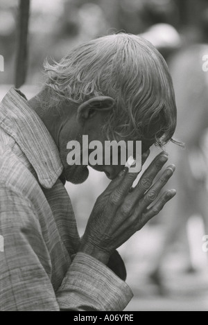 Alte Mann, der betet mit gefalteten Händen Indien Stockfoto
