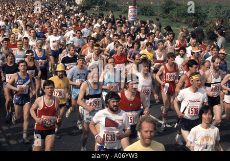 London Marathon zweite Gillette sponserte 1982 Straßenrennen historisches Archiv aus den 80er Jahren aus der Luft mit Blick auf die Läufer starten Blackheath Greenwich England UK Stockfoto