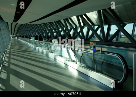 Passagiere, die zu Fuß Acccross neuen Gehweg Fluggastbrücke Flugzeug Tor am Gatwick Airport England Großbritannien Stockfoto