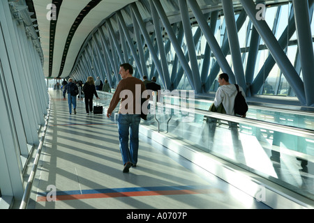 Passagiere, die zu Fuß Acccross neuen Gehweg Fluggastbrücke Flugzeug Tor am Gatwick Airport England Großbritannien Stockfoto