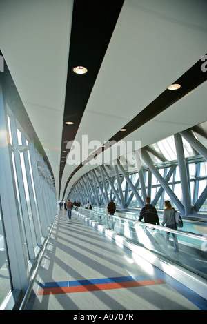 Passagiere, die zu Fuß Acccross neuen Gehweg Fluggastbrücke Flugzeug Tor am Gatwick Airport England Großbritannien Stockfoto