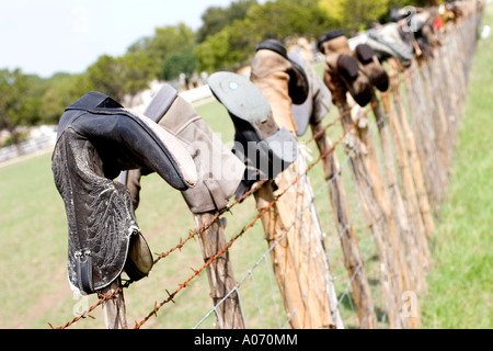 Alte Stiefel auf einem hölzernen und Stacheldraht Zaun, Texas Stockfoto