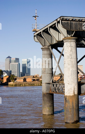 Ansicht von Canary Wharf, London, England, vom gegenüberliegenden Ufer der Themse mit Wharf/Dock/Moor im Vordergrund Stockfoto