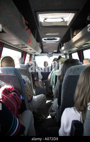 Passagiere sitzen im Mini-Bus tourt Inishmore, Aran-Inseln, County Clare, Irland Stockfoto
