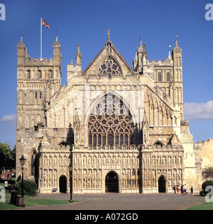 Union Flag über Norman gotische Architektur des Westens vorne und Türme der historischen Gebäude in der anglikanischen Kathedrale von Exeter Cathedral Square Devon, Großbritannien Stockfoto