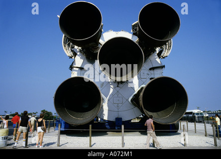 Saturn-Rakete mit Touristen am NASA Space Center, Florida USA Stockfoto