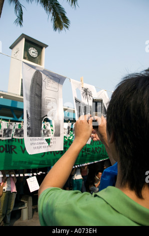 Ein Mann-Fotografien der berühmten Star Ferry mit seinem Fotohandy Uhr, bevor der Uhrturm wurde abgerissen, Hong Kong Stockfoto