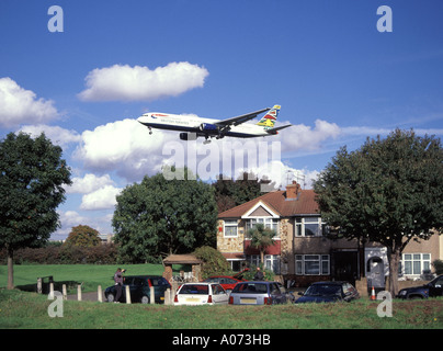 Flughafen London Perimeter British Airways niedrig fliegenden Passagierjet nähert sich Start-und Landebahn über Wohnungsbau Stockfoto