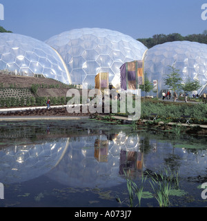 St Austell The Eden Project feuchten Tropen Biom Kuppeln und Spiegelungen im Wasser Stockfoto