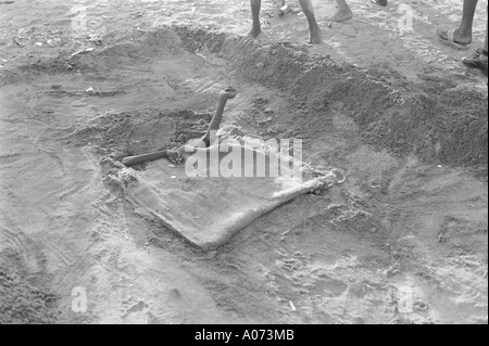Wunder mensch zwei Hände sichtbar Betteln von unterirdisch am Chowpatty Beach Bombay Mumbai, Indien Stockfoto