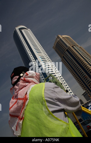 Bau Arbeiter Surveyor bei Arbeiten in Dubai Vereinigte Arabische Emirate VAE bauen Website Vermessung Stockfoto