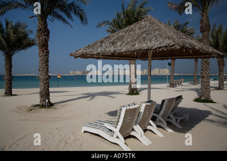 Palm Jumeirah in Dubai gesehen mit Sonnenschirmen und Sonnenliegen im Bau Vereinigte Arabische Emirate-Nahost-uae Stockfoto