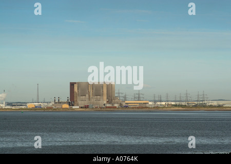 Blick über die Mündung des Flusses Tees gegen Hartlepool Kernkraftwerk Stockfoto