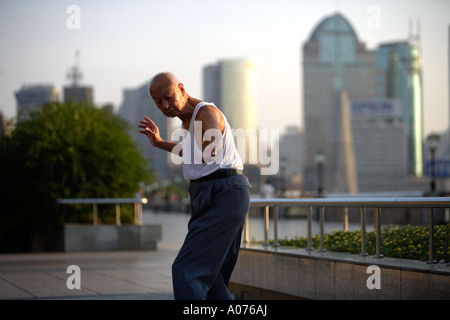 Alter Mann am frühen Morgen, am Bund, Shanghai, China, Tai Chi zu tun. Stockfoto