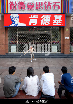 Außen geschlossen KFC, am frühen Morgen Übung, Nanjing Donglu, Shanghai. Stockfoto