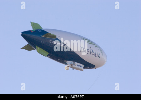 Die Welt s größte kommerzielle Luftschiff den Geist von Dubai über London fliegen Stockfoto