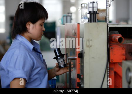 Montage Arbeiter, Suking-Fabrik Suzhou, Provinz Jiangsu, China. Stockfoto