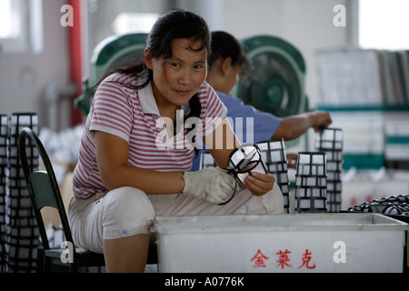 Montage Arbeiter, Suking-Fabrik Suzhou, Provinz Jiangsu, China. Stockfoto