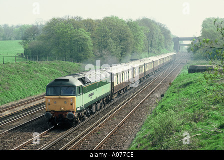 Eine Klasse 47 Lok arbeiten eine Venedig-Simplon-Orient-Express Zug Ausflug in der Nähe von Potbridge in Hampshire. Stockfoto