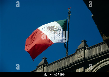 mexikanische Flagge über Regierungsgebäude Stockfoto