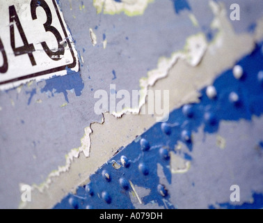 Melden Sie auf der Seite ein blaues Boot Stockfoto
