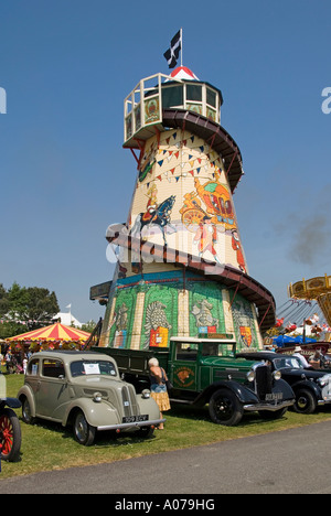 Royal Cornwall zeigen Festplatz Helter Skelter & Cornwall Flagge von St. Piran-Schutzpatronin der Bergleute Stockfoto