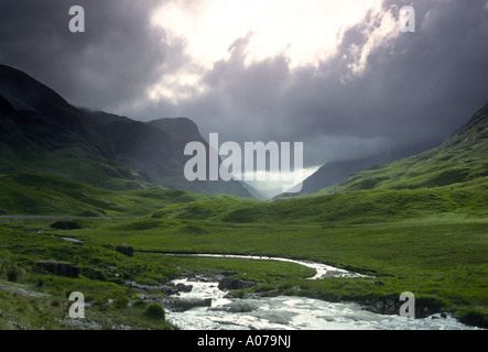 Die düstere Gipfel am Eingang zum ThePass von Glen Coe, Schottland.  XPL 4201-397 Stockfoto