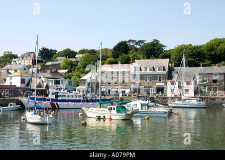 Padstow Hafen an Cornwalls Küste Promenade mit Ausflugsschiff und kleine besuchende Yachten an Liegeplätzen heißen Sommertag North Cornwall England UK Stockfoto