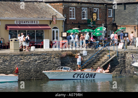 Ein Spaziergang Padstow UK hegen Kai Promenade kleines Schnellboot am Hafen Wand wartet, Touristen auf Reise in Camel-Mündung Küste Cornwalls zu nehmen Stockfoto