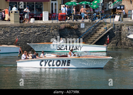 Abfahrt am Kai im Hafen von Padstow Cornwall England UK mit Passagieren an Bord an einem heißen Sommertag für Ausflug auf die Mündung des Flusses Camel Schnellboot Stockfoto