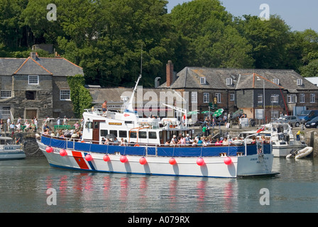 Padstow Hafen mit Ausflugsschiff Jubiläum Königin will abgehen für Reise in Camel Mündung & darüber hinaus mit voller Belastung der Passagiere an einem heißen Sommertag Stockfoto