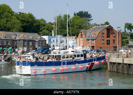 Padstow Hafen mit Ausflugsschiff Jubiläum Königin will abgehen für Tour in Camel Mündung & darüber hinaus mit voller Belastung der Passagiere an einem heißen Sommertag Stockfoto