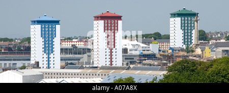 Plymouth drei high-Rise Wohnblöcke am Wasser in verschiedenen kräftigen Farben blau rot grün lackiert Stockfoto