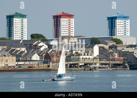 Fluß Tamar und Devonport hoch steigen Wohnblöcken gemalt Knallfarben erhebt sich über Häuser & Industriebauten Stockfoto