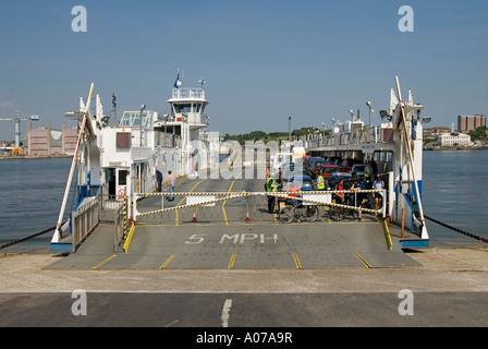 Fahren Sie mit der Kettenfähre DepartingTorpoint Cornwall nach Devonport in Devon, um die Hamoaze-Flussmünde des Flusses Tamar England UK zu überqueren Stockfoto