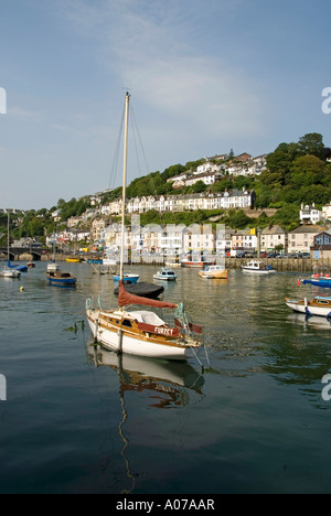 River Looe & Teil der kleinen kornischen Küstenstadt & Fischerhafen von Looe mit Booten an Anlegestellen bei Flut in Hanglage jenseits von Cornwall England UK Stockfoto