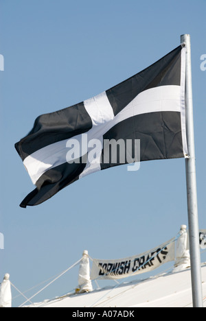 Flagge von St. Piran-Schutzpatronin der Bergleute, die fliegen über Cornish Handwerk Festzelt Stockfoto