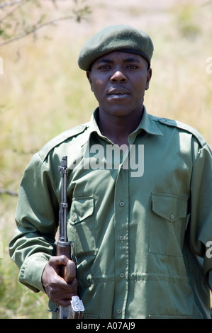 Spiel Parkranger, Lobo, Serengeti, Tansania, Ostafrika. Stockfoto