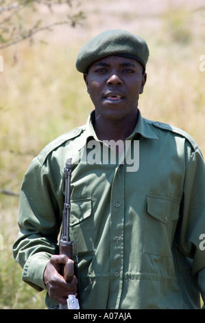 Spiel Parkranger, Lobo, Serengeti, Tansania, Ostafrika. Stockfoto