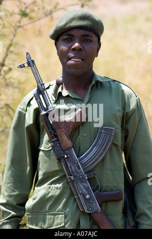 Spiel Parkranger, Lobo, Serengetti, Tansania, Ostafrika. Stockfoto