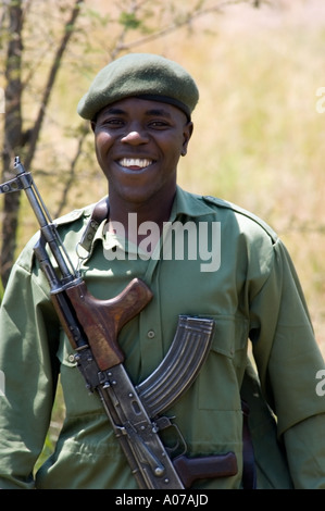 Spiel Parkranger, Lobo, Serengeti, Tansania, Ostafrika. Stockfoto