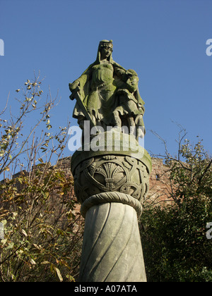 Statue von Ethelfleda steht auf dem Gelände des Tamworth Castle Staffordshire. Stockfoto