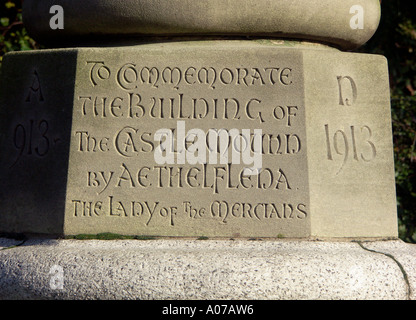 Sockel der Statue Ethelfleda in Tamworth Schlosspark mit Inschrift Stockfoto