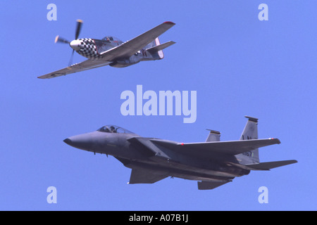 Boeing F - 15C Eagle und North American P - 51D Mustang in Fairford RIAT anzeigen Stockfoto