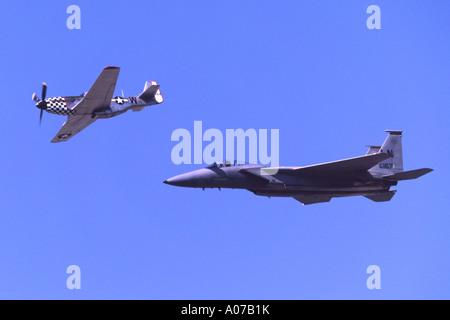 Boeing F - 15C Eagle und North American P - 51D Mustang in Fairford RIAT anzeigen Stockfoto