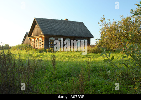 Verlassene und bestiegen, Holzhaus in underpopulated ländlichen Dorf Motorina in Belarus Stockfoto