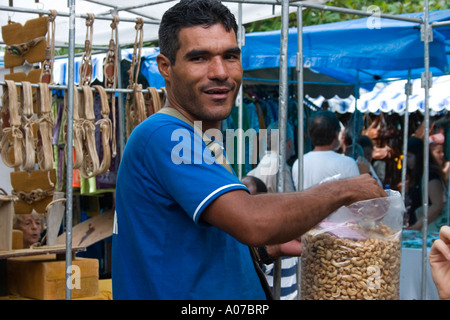 Verkauf von Cashew-Kerne in Hippie Markt Rio de Janeiro Brasilien Stockfoto